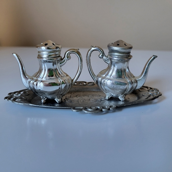Vintage Cast Metal Mackinac Island Teapot Salt and Pepper Shakers w/ Underplate - Picture 4 of 16